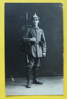 AK Ingolstadt / 1910-1918 / Foto Karte / Soldat Pickelhaube Gewehr Tornister / Foto Atelier Gg Emslander Theresienstrasse 8